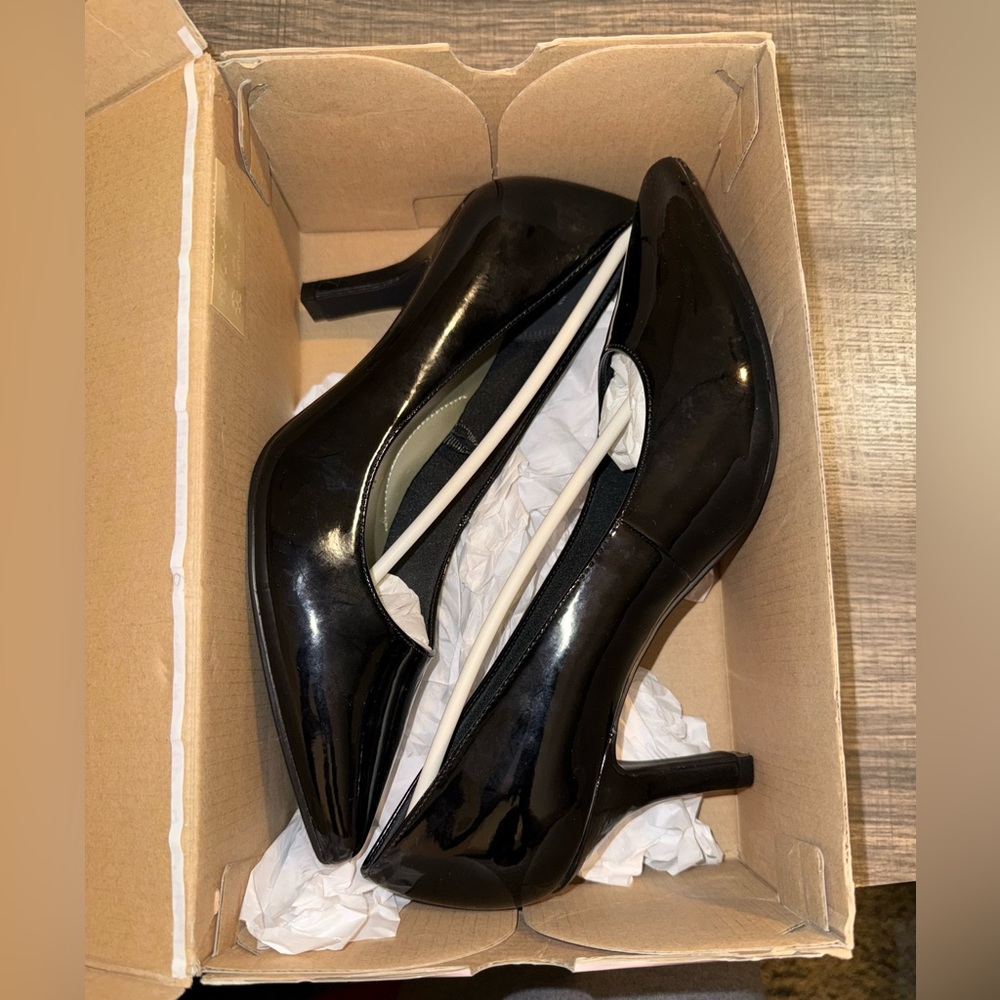 East 5th Classic Black Heels - Picture 4 of 5